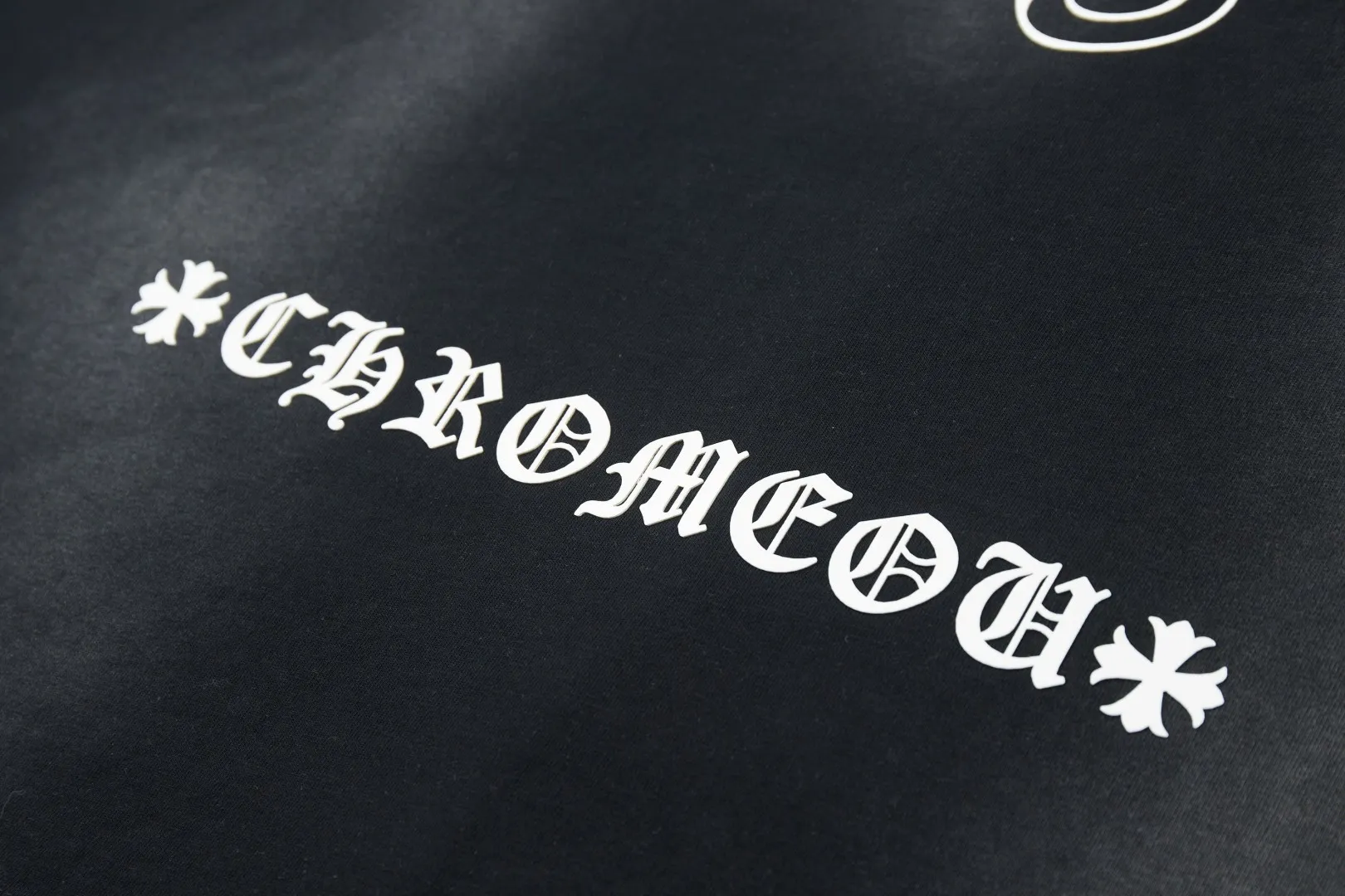 🅿️250 ✨CH✨🆕25SS spring and summer new style Croix heart✝frame letter distressed printed short sleeves Light luxury essential item for daily commuting for men and women Correct version Welcome to compare Detailed features · 280g 100% pure cotton double yarn jersey fabric · Custom dyed in the same vat, special thickened 32 count double-strand 1X1 thread · Colorful foaming. Ready-to-wear dyeing Then do the faded fried snowflake process, then wash it to make it look old. Common washing improves the effect · Double-needle stitching and cross-stitch process · Original main mark, washed tag, branded moisture-proof paper packaging Color: black/white/orange Size: S/M/L/XL